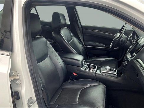 Used 2019 Chrysler 300 Limited image 7