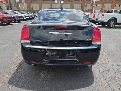 Used 2022 Chrysler 300 Touring RWD image 6