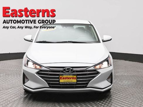 Used 2020 Hyundai Elantra SE w/ Winter Weather Package FWD image 2
