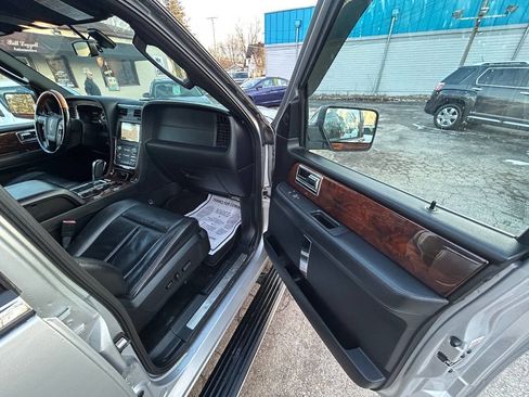 Used 2016 Lincoln Navigator L Select image 9