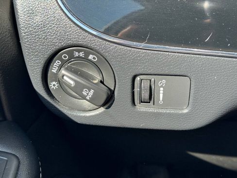 Used 2019 Dodge Grand Caravan SE FWD image 17