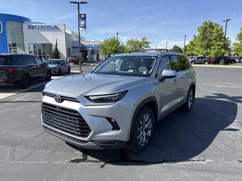 Used 2024 Toyota Grand Highlander AWD image 2