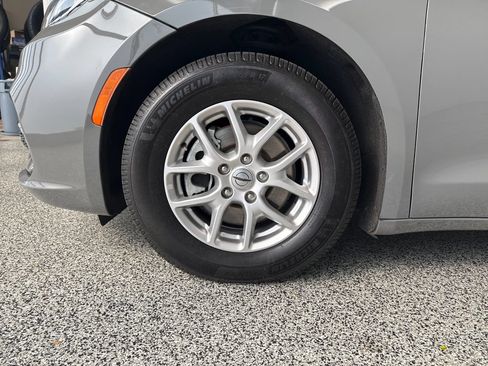 Used 2022 Chrysler Pacifica Touring-L FWD image 26