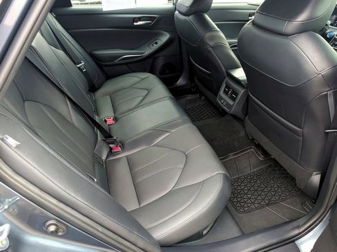 Used 2022 Toyota Avalon XLE image 13