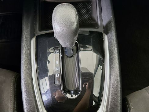 Used 2015 Nissan Rogue SV image 23