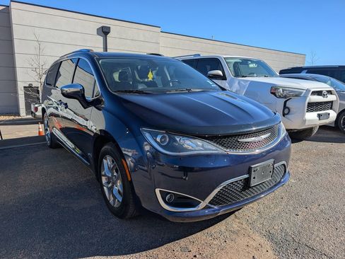 Used 2018 Chrysler Pacifica Limited image 19