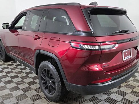 Used 2023 Jeep Grand Cherokee Altitude image 7