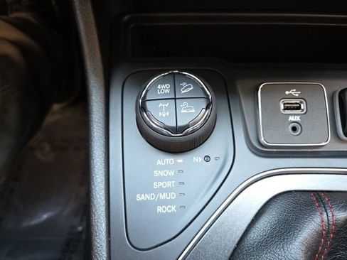 Used 2019 Jeep Cherokee Trailhawk AWD/4WD image 11