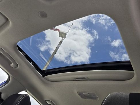 Used 2025 Hyundai Venue SEL image 16