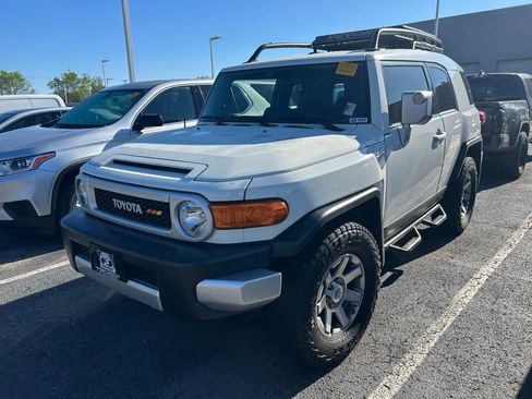 Used 2014 Toyota FJ Cruiser 4WD w/ Convenience Package image 2