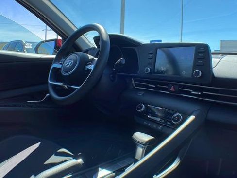 Used 2022 Hyundai Elantra SEL w/ Preferred Accessory Package image 8