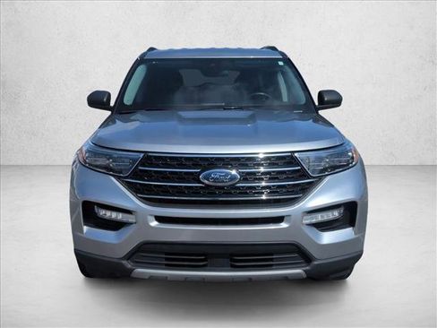 Used 2024 Ford Explorer XLT w/ Equipment Group 202A RWD image 2