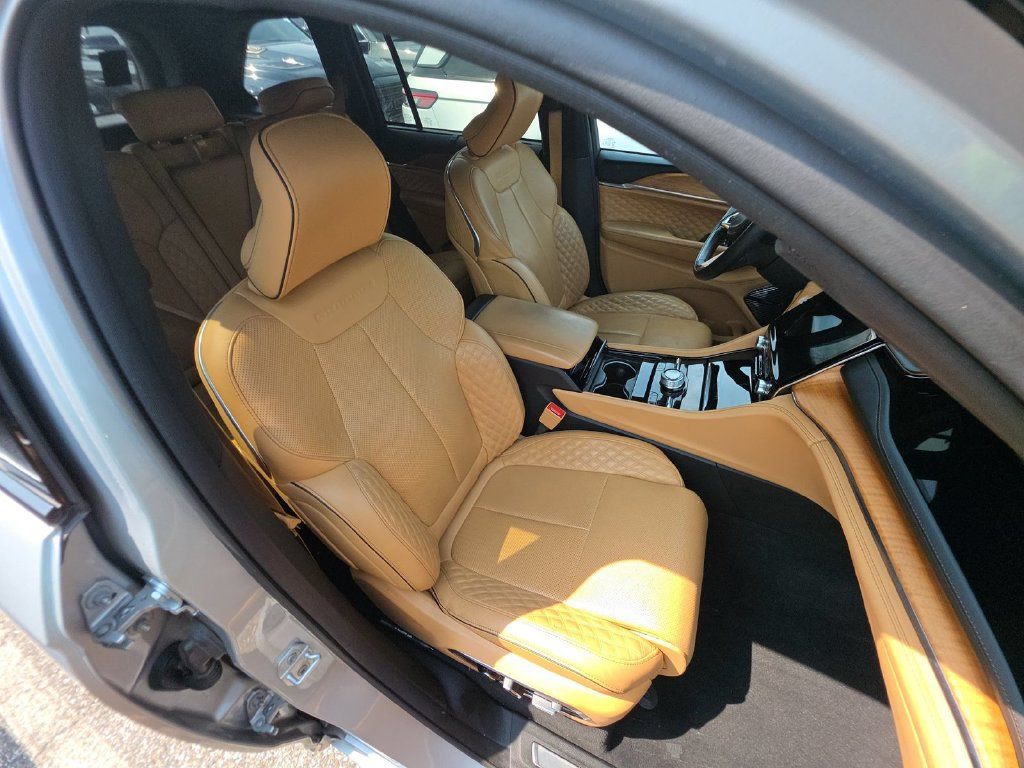 Used 2023 Jeep Grand Cherokee Summit AWD/4WD image 15