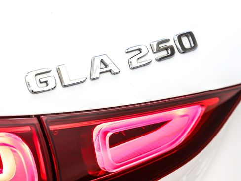 Certified 2021 Mercedes-Benz GLA 250 4MATIC image 10