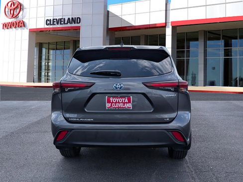 Used 2024 Toyota Highlander LE AWD/4WD image 6