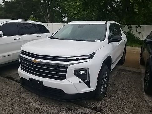 Certified 2025 Chevrolet Traverse LT FWD image 10