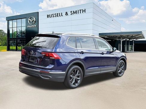 Used 2024 Volkswagen Tiguan SE w/ Panoramic Sunroof Package AWD/4WD image 4