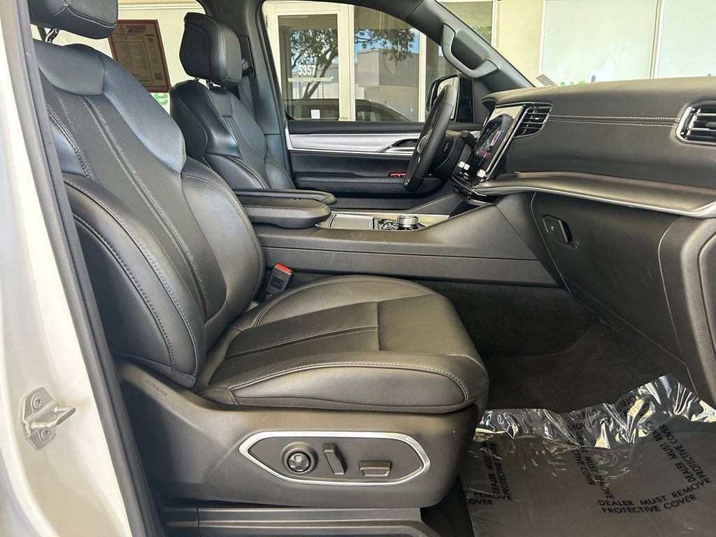 Used 2025 Jeep Wagoneer Series II AWD/4WD image 22