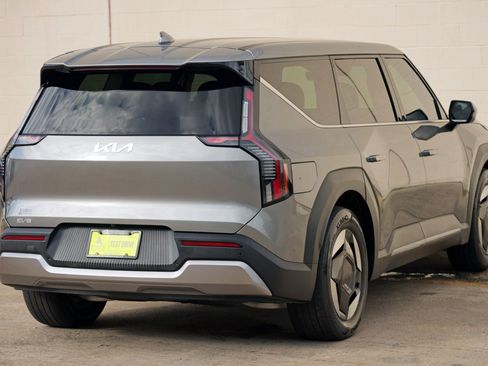 Used 2024 Kia EV9 Light Long Range RWD image 48