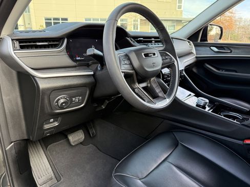 Used 2023 Jeep Grand Cherokee Limited image 21