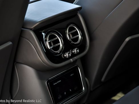 Used 2023 Bentley Bentayga Plug-In Hybrid AWD/4WD image 29