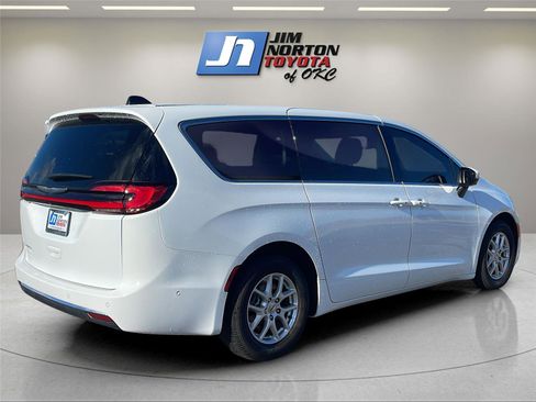 Used 2023 Chrysler Pacifica Touring-L image 5