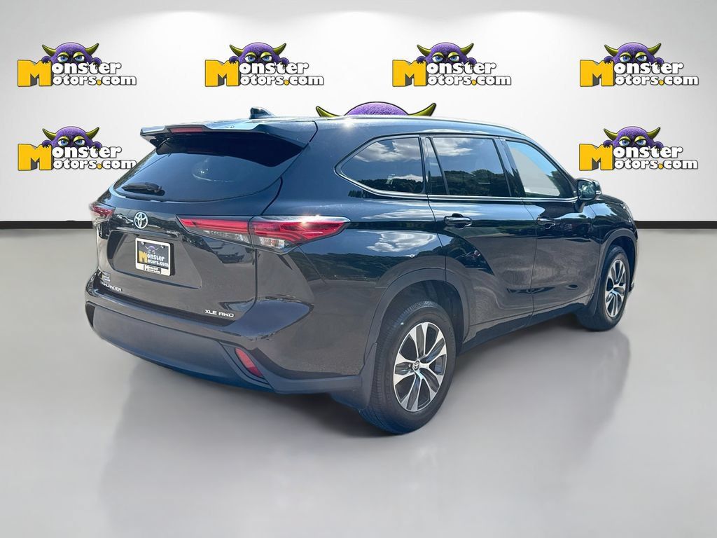 Used 2022 Toyota Highlander XLE AWD/4WD image 5