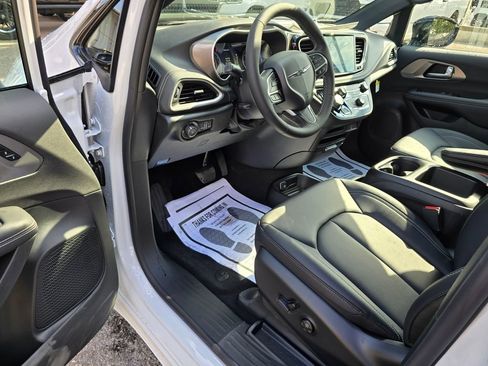 New 2026 Chrysler Pacifica Select image 16