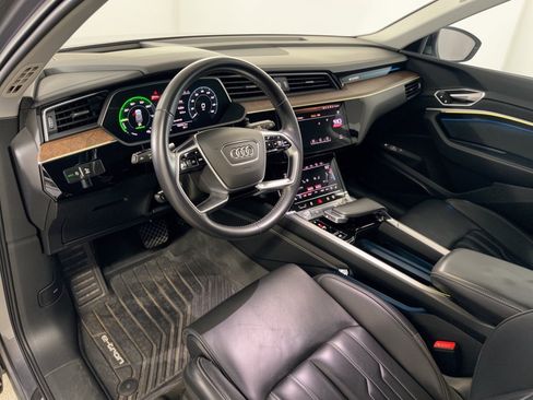 Used 2019 Audi e-tron Prestige w/ Prestige Package AWD/4WD image 4