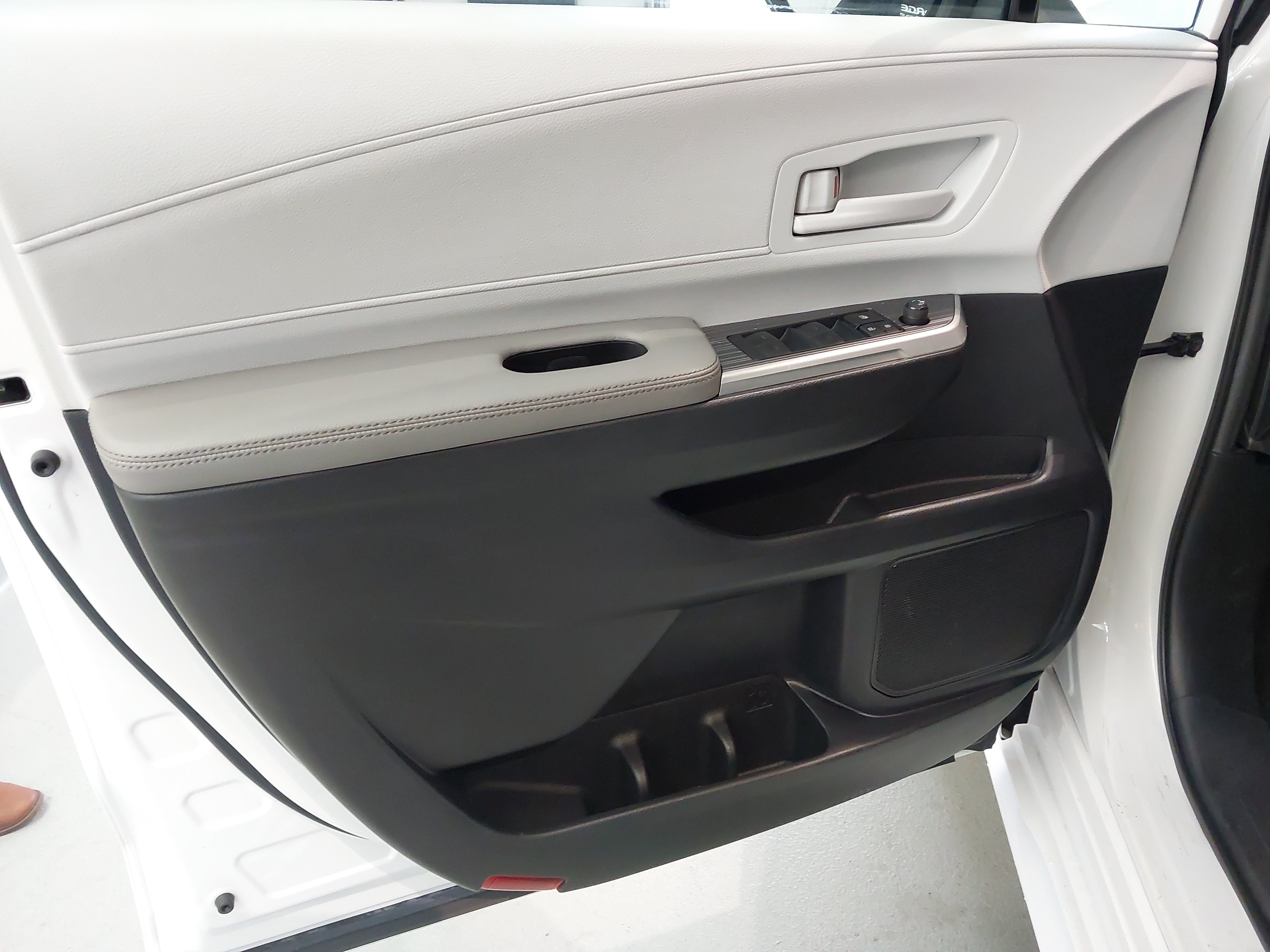 Used 2025 Toyota Sienna LE FWD image 21