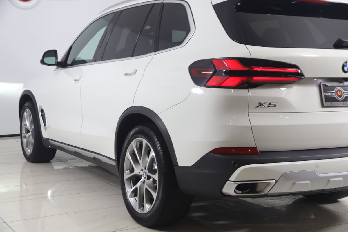 Used 2024 BMW X5 xDrive40i w/ Parking Assistance Package AWD/4WD image 22