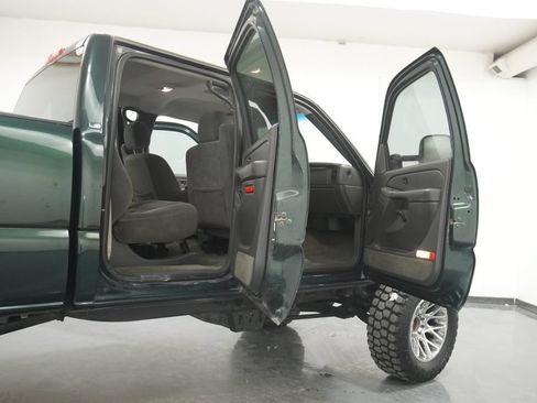 Used 2004 Chevrolet Silverado 2500 LS w/ Skid Plate Package AWD/4WD image 22