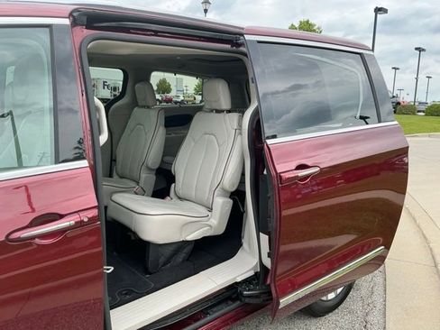 Used 2019 Chrysler Pacifica Limited FWD image 17
