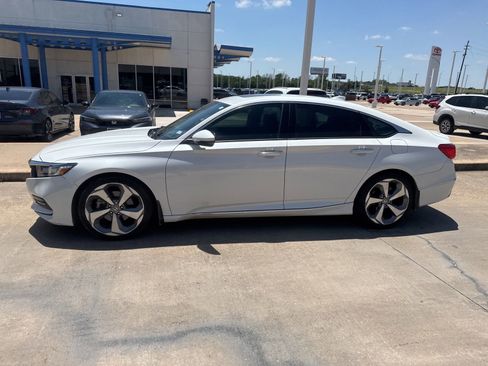 Used 2018 Honda Accord Touring image 2