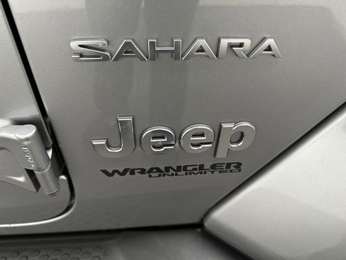 Used 2021 Jeep Wrangler Unlimited Sahara AWD/4WD image 13