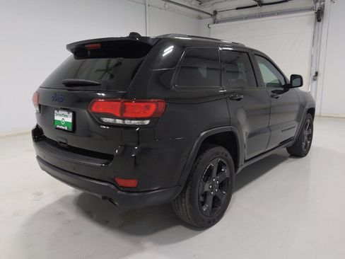 Used 2019 Jeep Grand Cherokee Laredo AWD/4WD image 9