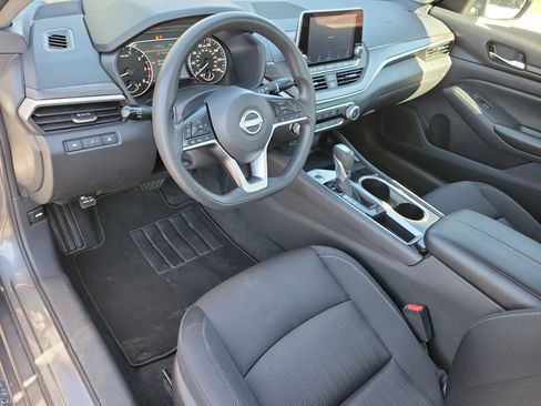 Used 2024 Nissan Altima 2.5 SV image 3
