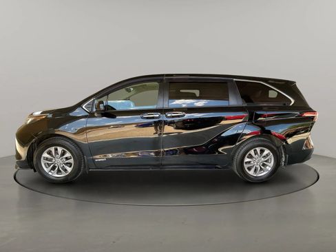 Used 2021 Toyota Sienna FWD image 2