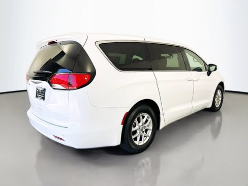 Used 2018 Chrysler Pacifica LX FWD image 7