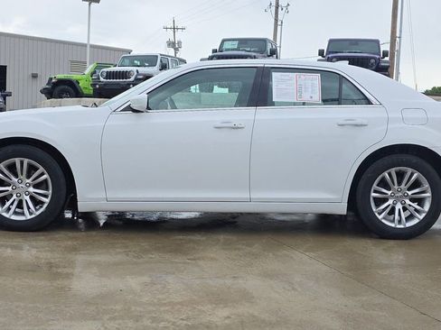 Used 2019 Chrysler 300 Touring w/ Quick Order Package 2EF RWD image 2