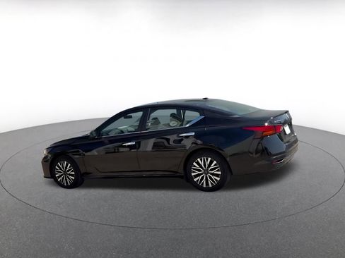 Used 2025 Nissan Altima 2.5 SV FWD image 10