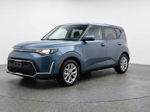 Used 2025 Kia Soul LX w/ LX Technology Package FWD image 3