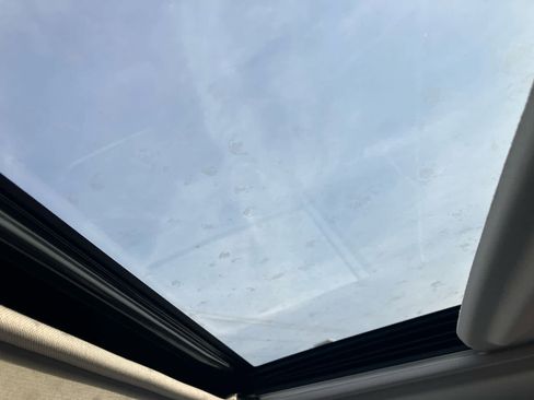 Used 2021 Toyota RAV4 XLE Premium image 17