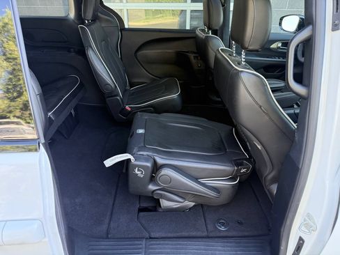 Used 2026 Chrysler Pacifica Limited w/ S Appearance Package FWD image 43