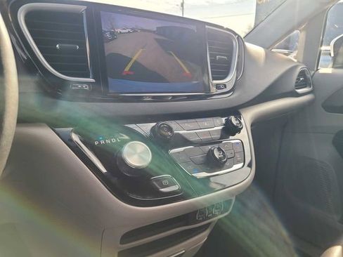 Used 2023 Chrysler Pacifica Touring-L image 31