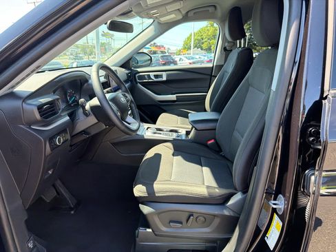 Used 2023 Ford Explorer XLT AWD/4WD image 9
