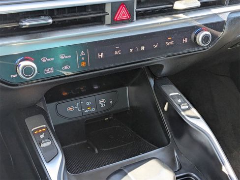 Used 2024 Kia Sorento S image 21