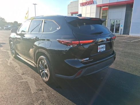 Used 2024 Toyota Highlander XLE AWD/4WD image 14
