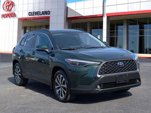 Used 2024 Toyota Corolla Cross XLE w/ Convenience Package image 2