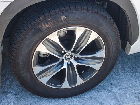 Used 2022 Toyota Highlander XLE FWD image 16